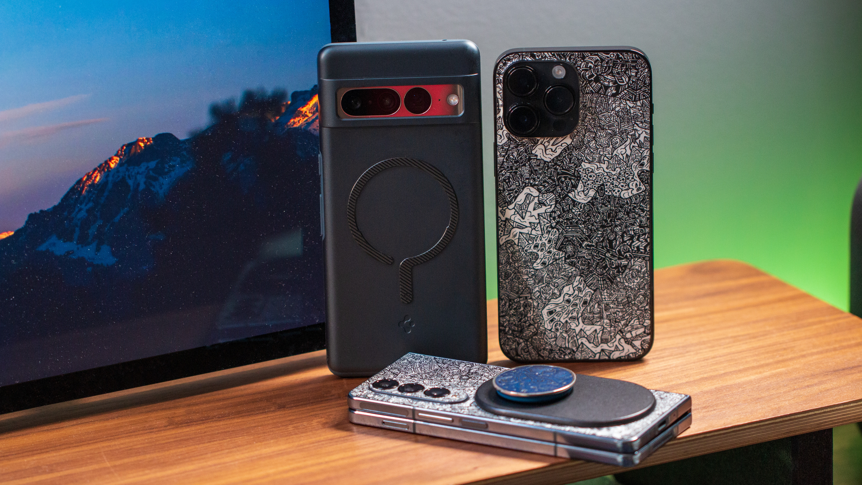 Pixel 7 Pro, iPhone 14 Pro Max et Galaxy Z Fold 4 ensemble