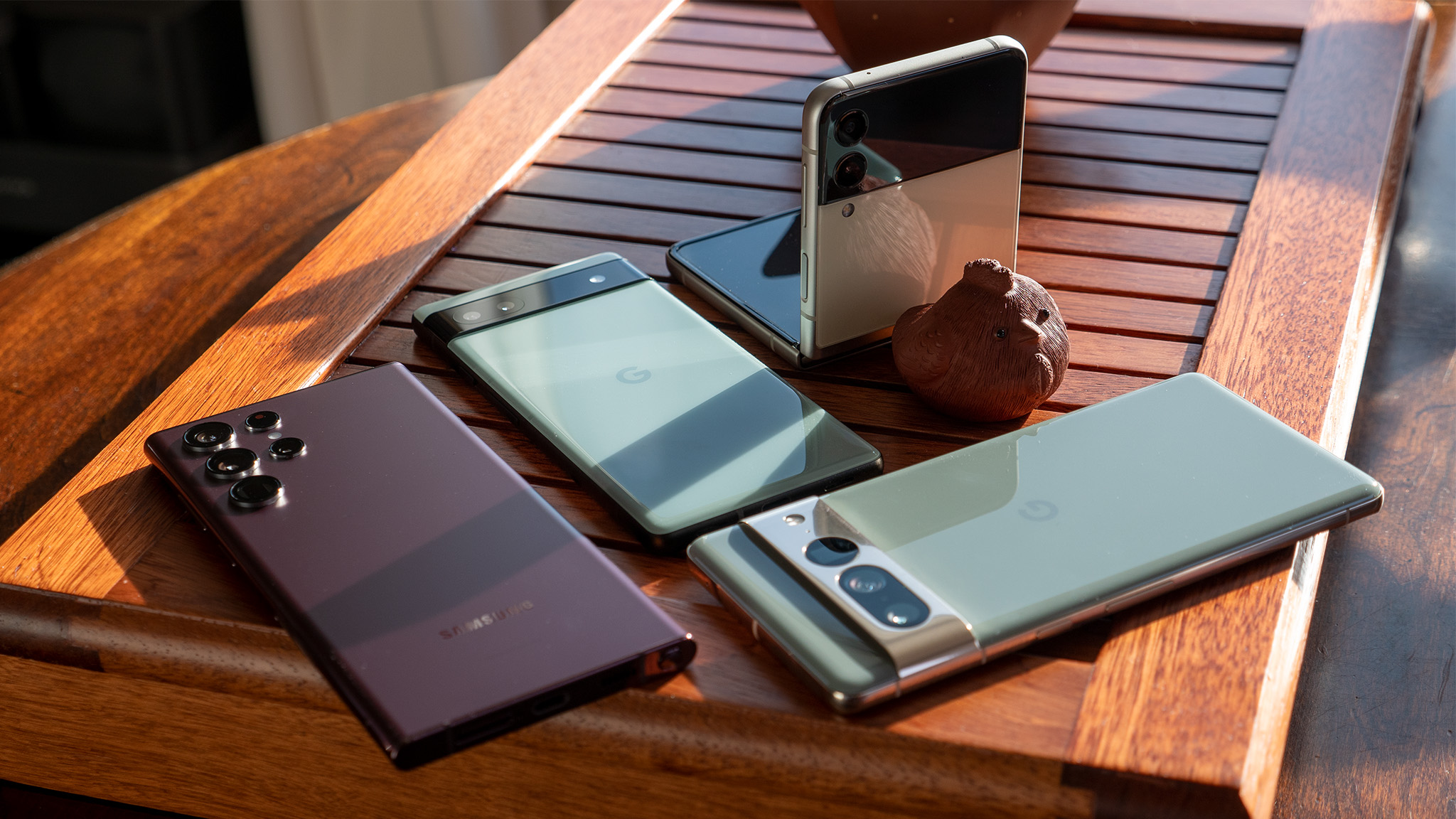 Les Samsung Galaxy S22 Ultra et Z Flip 4 aux côtés des Google Pixel 6a et 7 Pro sur un plateau à thé