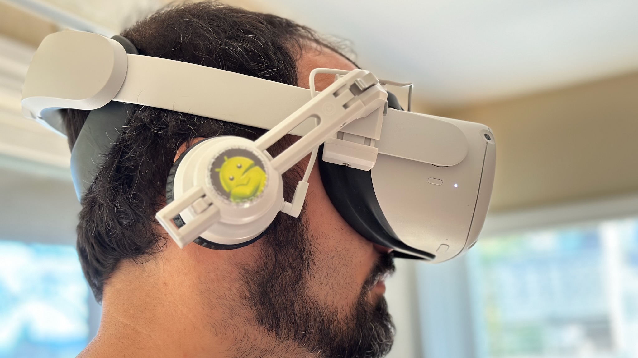 L'auteur portant le casque Conquest Pro VR, vue latérale