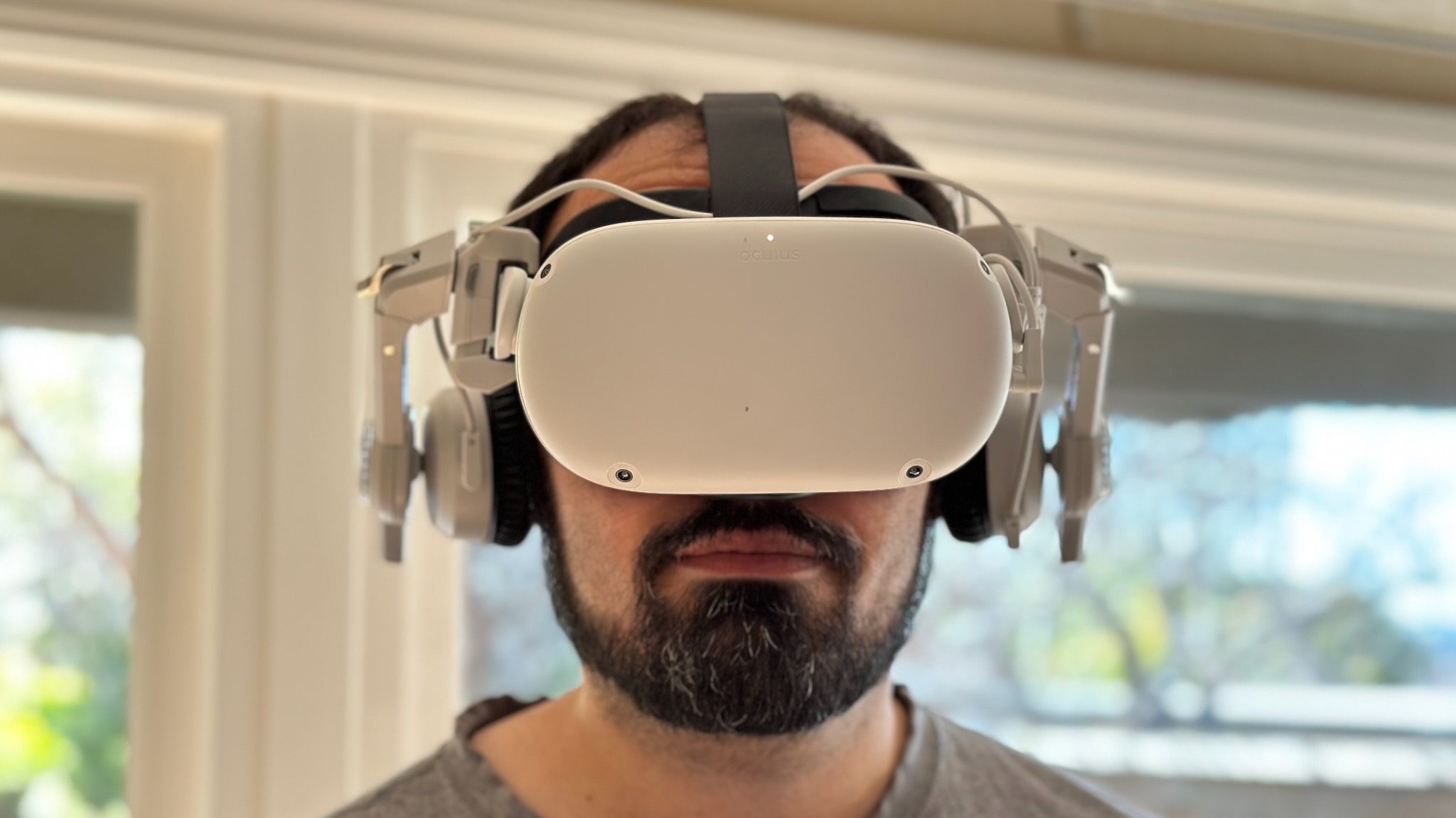 L'auteur portant le casque Conquest Pro VR, vue de face