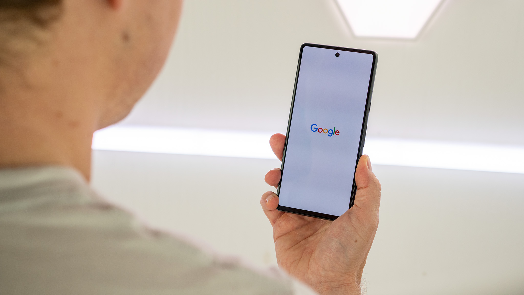 Le logo Google sur l'écran du Google Pixel 7